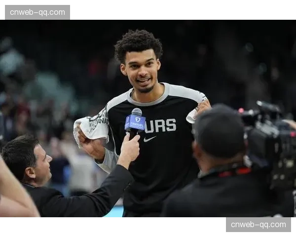 NBA官方：文班亚马因脚踝扭伤将至少缺席两周