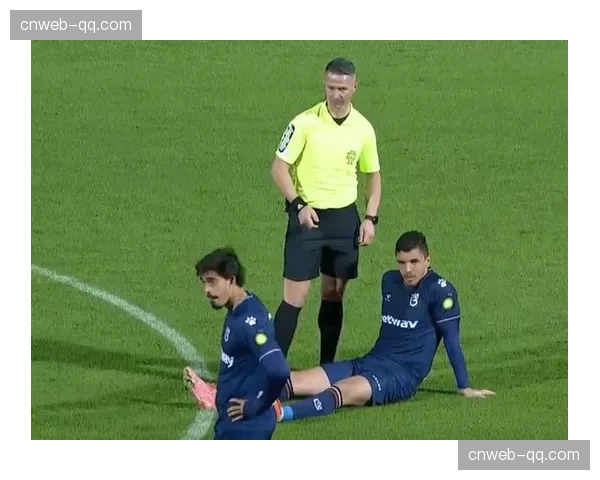 特写：终场哨响，为保级拼尽全力的阿雅克肖球员瘫倒在草坪上