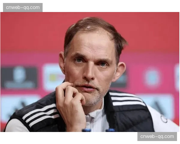 场边镜头：拜仁主帅图赫尔因抗议判罚吃到黄牌